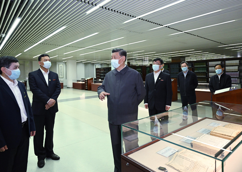 2022年4月25日，習近平來到中國人民大學考察調研。這是他在圖書館考察。