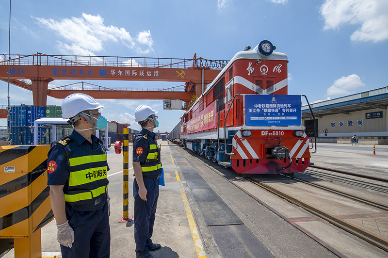 2022年6月29日，浙江金華，中老鐵路國際貨運列車浙江號“鐵路快通”首趟專列經(jīng)海關(guān)監(jiān)管后，從浙江省鐵路金華南站鳴笛啟程，經(jīng)磨憨口岸駛向老撾萬象。