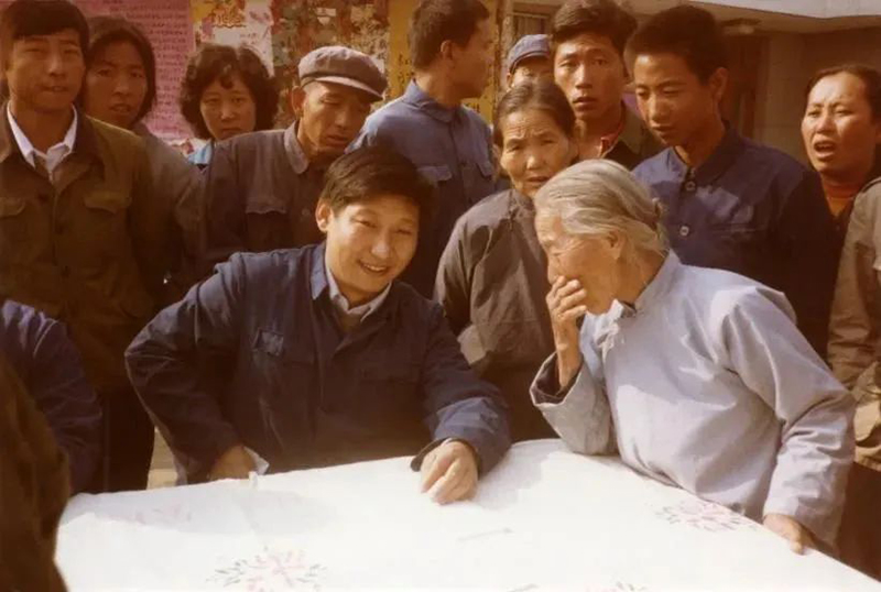 1983年，時(shí)任河北正定縣委書(shū)記的習(xí)近平，臨時(shí)在大街上擺桌子聽(tīng)取老百姓意見(jiàn)。