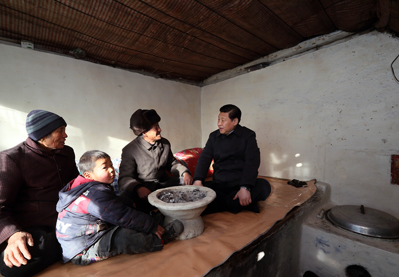 2012年12月30日，習(xí)近平在河北省阜平縣龍泉關(guān)鎮(zhèn)駱駝灣村看望唐榮斌老人一家。