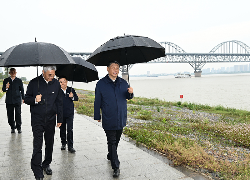 2023年10月10日，習(xí)近平總書(shū)記在江西長(zhǎng)江國(guó)家文化公園九江城區(qū)段冒雨考察。