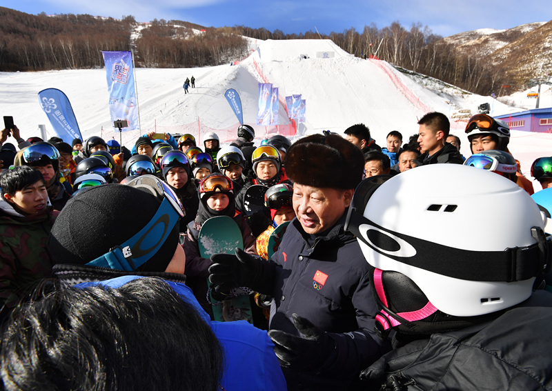 2017年1月23日，習(xí)近平總書記在云頂滑雪場同正在集訓(xùn)的國家滑雪隊(duì)運(yùn)動員及滑雪愛好者親切交談。