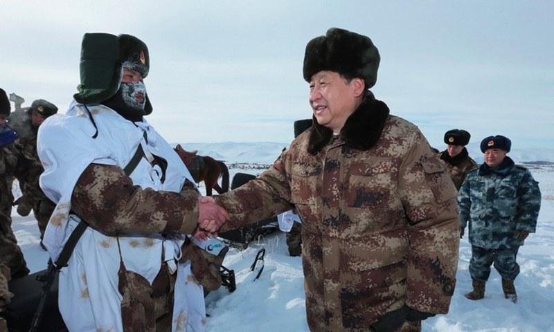 2014年1月26日，習(xí)近平總書記春節(jié)前夕冒嚴(yán)寒踏冰雪慰問邊防官兵。