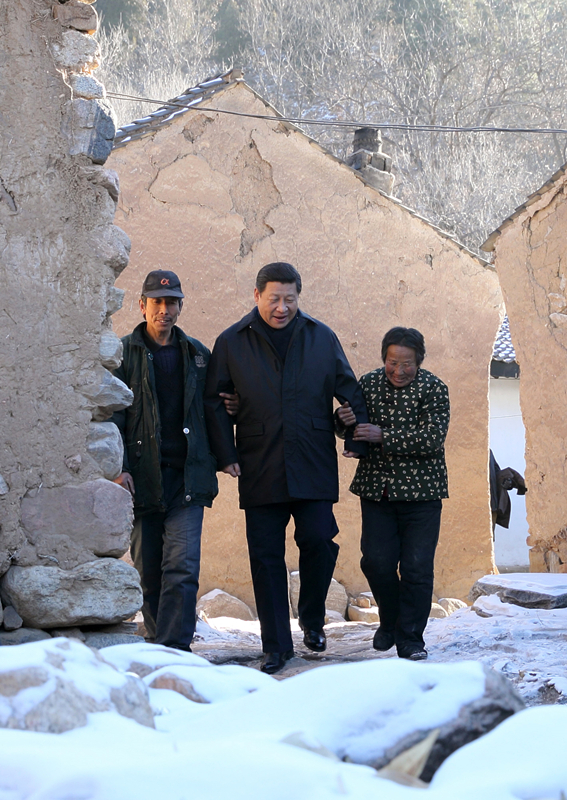 2012年12月30日，習(xí)近平總書記來到地處深山的河北阜平駱駝灣村，走進(jìn)困難群眾唐宗秀家慰問看望。