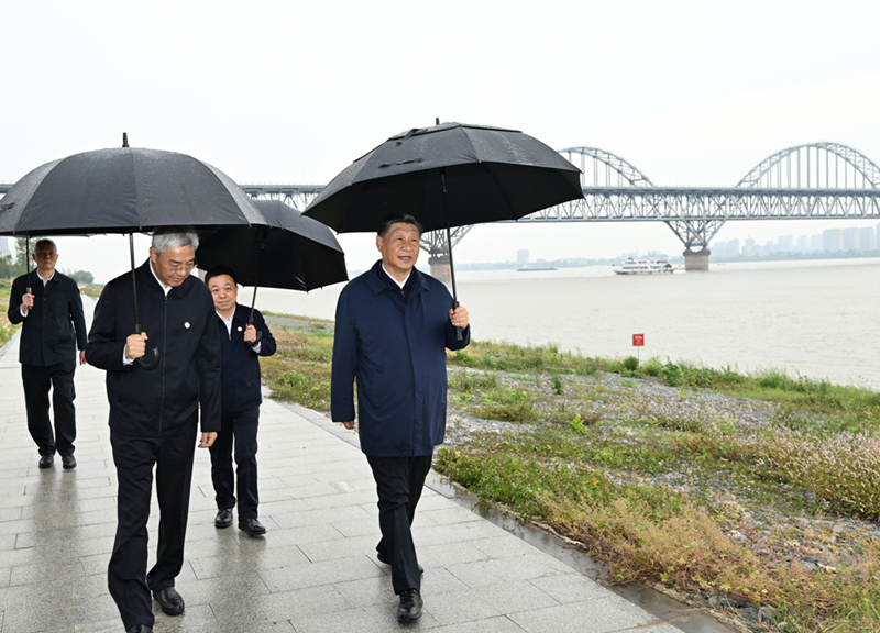 2023年10月10日，習(xí)近平在長(zhǎng)江國(guó)家文化公園九江城區(qū)段考察時(shí)，冒雨沿江堤步行察看沿岸風(fēng)貌。
