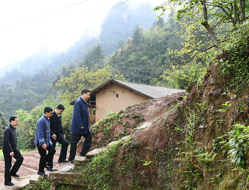 2019年4月15日，在石柱土家族自治縣中益鄉(xiāng)華溪村，習近平總書記踏著濕滑的石階登上陡坡，前往貧困戶譚登周家看望。