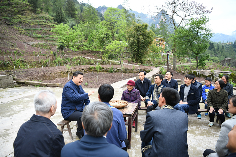 2019年4月15日，習(xí)近平總書記在重慶石柱土家族自治縣中益鄉(xiāng)華溪村同村民代表、基層干部、扶貧干部、鄉(xiāng)村醫(yī)生等圍坐在一起，共話脫貧攻堅(jiān)。