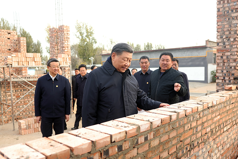 2023年11月10日，習(xí)近平總書記在河北保定涿州市刁窩鎮(zhèn)萬全莊村房屋重建施工現(xiàn)場考察。