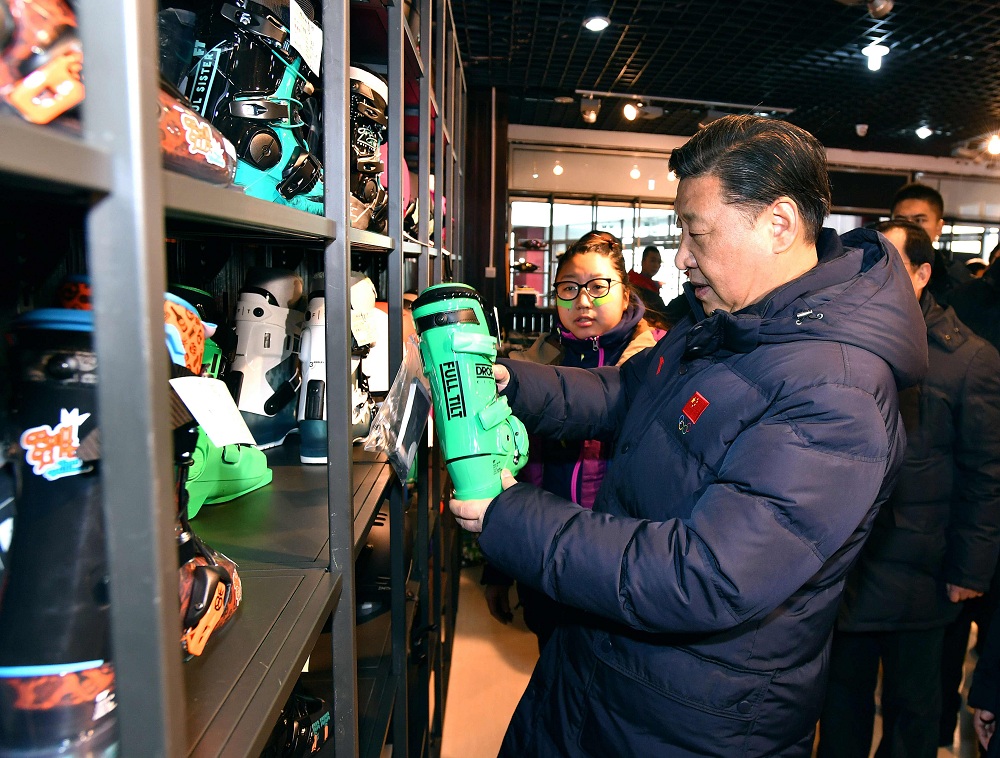 2017年1月23日，習(xí)近平總書記在河北省張家口市云頂滑雪場雪具大廳了解各式雪具的不同功用。