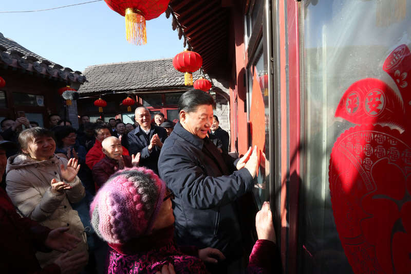 2019年2月1日上午，習(xí)近平在北京前門(mén)東區(qū)草廠四條胡同32號(hào)院，高興地拿起一幅“福”字，親自貼到門(mén)上，給這里的老街坊們拜年。新華社記者 鞠鵬 攝