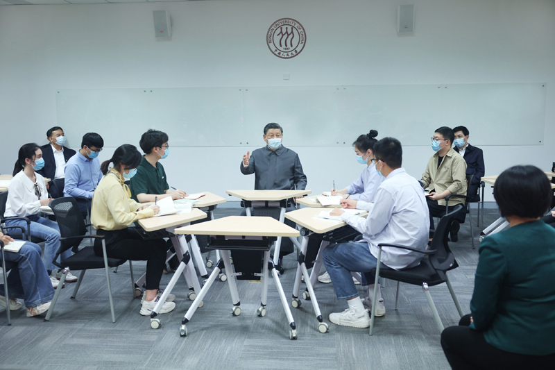 2022年4月25日，習近平總書記來到中國人民大學考察調(diào)研。這是總書記在立德樓觀摩思政課智慧教室現(xiàn)場教學并參與討論。