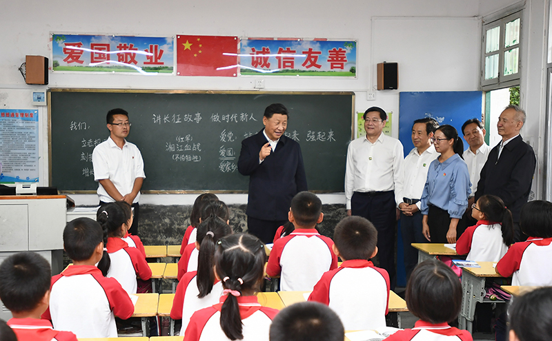 2020年9月16日，習近平總書記在湖南省郴州市汝城縣文明瑤族鄉(xiāng)第一片小學，同正在上思政課的同學們親切交流。