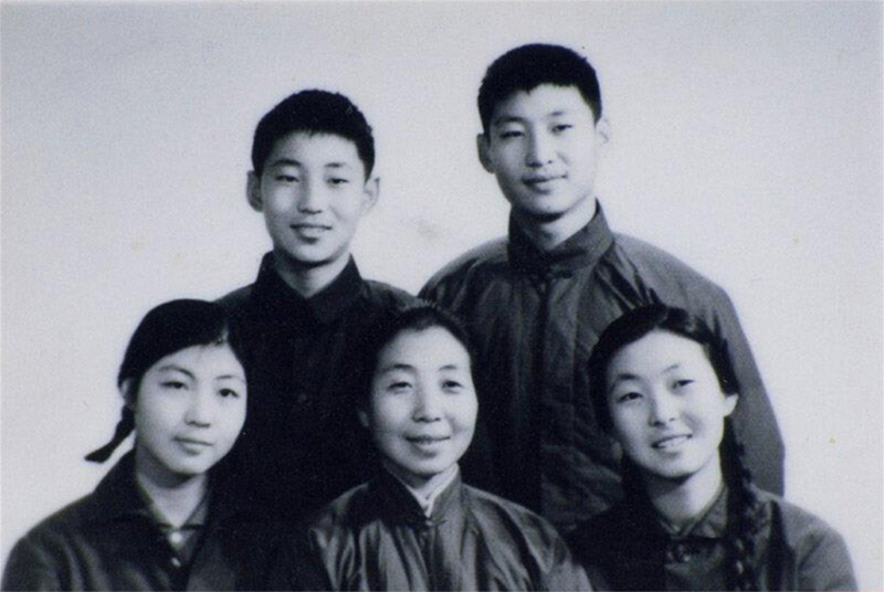 1972年冬，齊心和子女們。前排右起:齊橋橋、齊心、習安安。后排右起:習近平、習遠平。