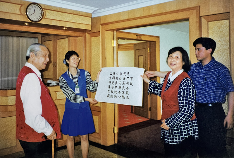 1999年3月，習仲勛欣賞齊心的書法作品《官箴》。