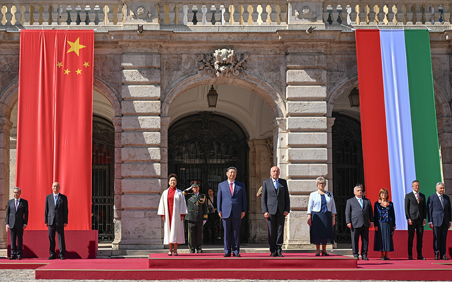 當(dāng)?shù)貢r(shí)間5月9日上午，國(guó)家主席習(xí)近平在布達(dá)佩斯出席匈牙利總統(tǒng)舒尤克和總理歐爾班共同舉行的隆重歡迎儀式。新華社記者 謝環(huán)馳 攝