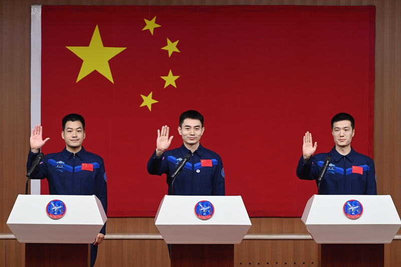 2024年月24日，神舟十八號(hào)載人飛行任務(wù)航天員葉光富（中）、李聰（右）、李廣蘇在酒泉衛(wèi)星發(fā)射中心問天閣與媒體記者集體見面。
