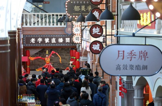 顧客在天津老字號集合店內(nèi)觀看演出。新華社記者 趙子碩 攝