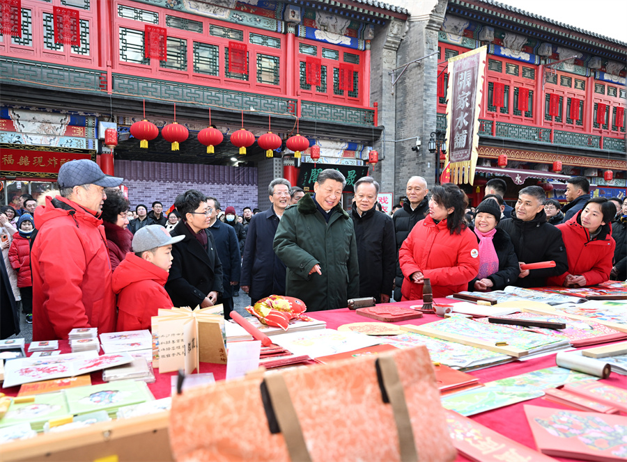 2024年2月1日下午，習(xí)近平在天津古文化街考察時(shí)，同店鋪員工和現(xiàn)場群眾互動(dòng)交流。新華社記者 謝環(huán)馳 攝