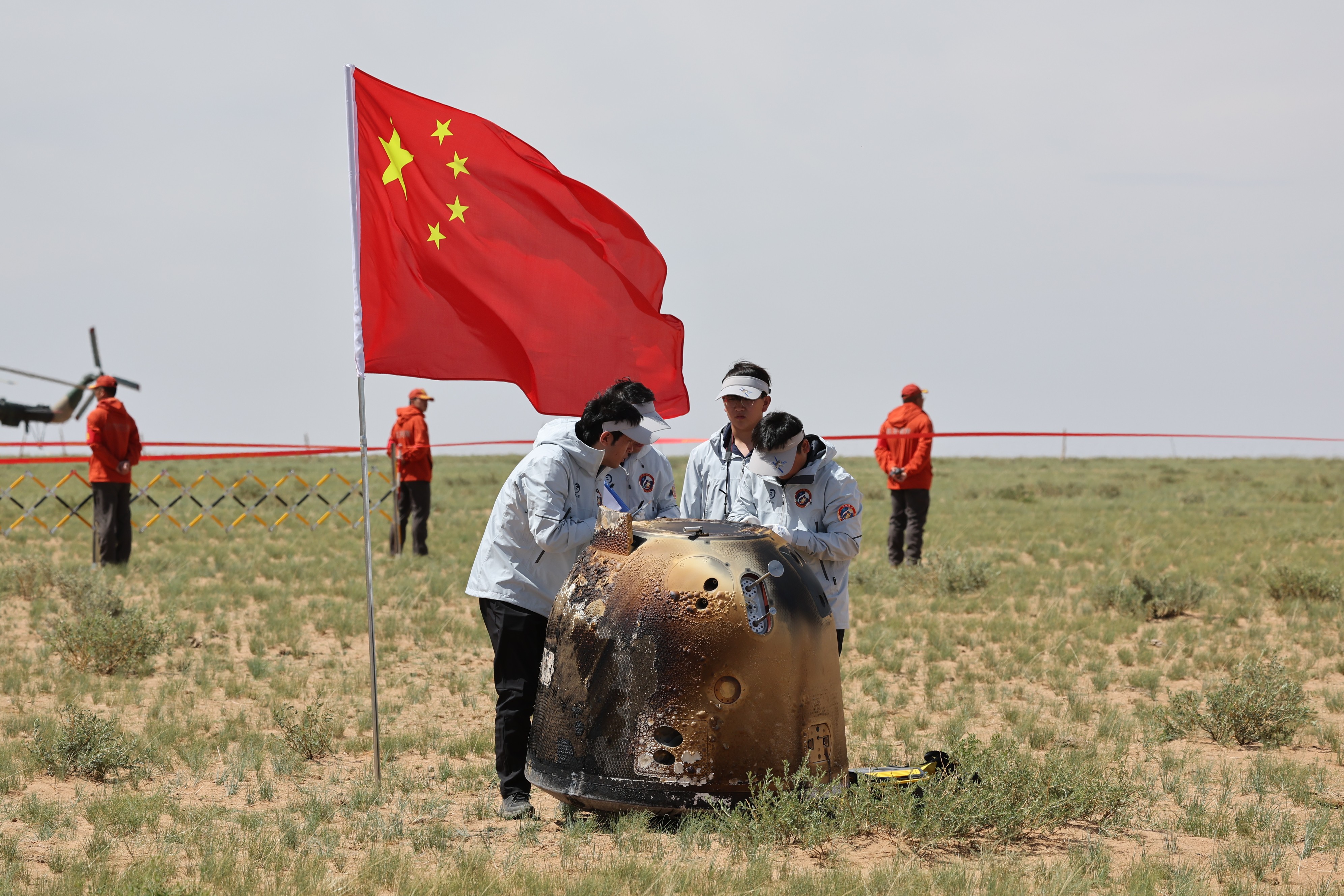6月25日拍攝的嫦娥六號返回器回收現(xiàn)場。