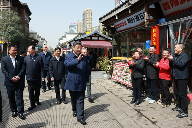 2024年3月19日上午，習(xí)近平在常德河街考察時(shí)，同店主和游客親切交流。新華社記者 王曄 攝