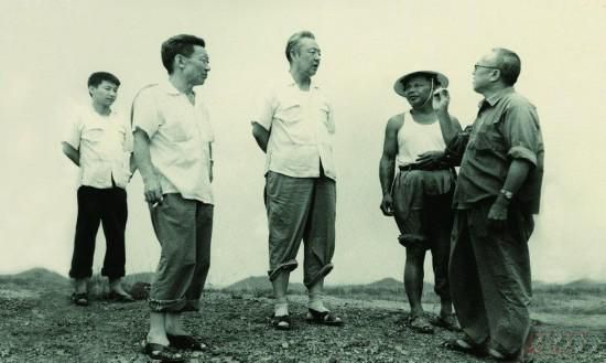 1978年8月，習(xí)仲勛（左三）在廣東惠陽農(nóng)村調(diào)研。在清華大學(xué)讀書的習(xí)近平（左一）利用暑假時間參加社會實(shí)踐，隨同父親一起下鄉(xiāng)。