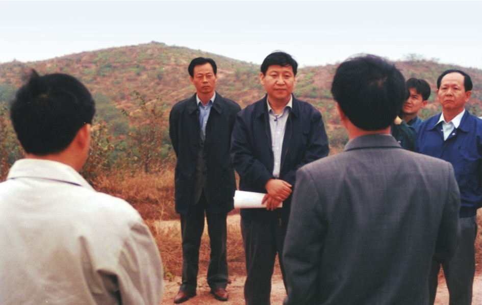 1999年11月，習(xí)近平在龍巖市長汀縣河田水土流失治理區(qū)調(diào)研。圖源：《習(xí)近平在福建（下）》