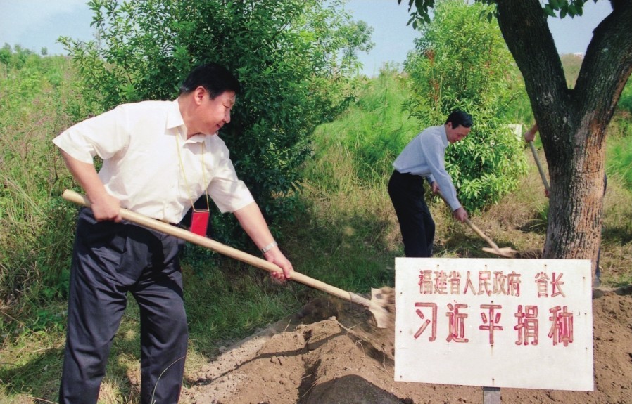 2001年10月，習(xí)近平在龍巖市長汀縣調(diào)研水土流失治理工作，在河田世紀生態(tài)園為樹培土。圖源：《習(xí)近平在福建（下）》