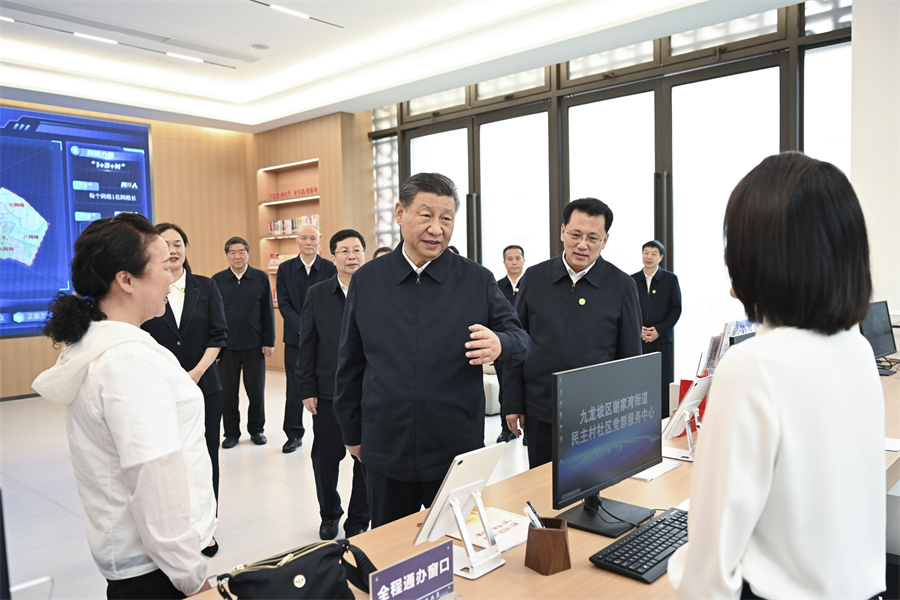 2024年4月22日至24日，中共中央總書(shū)記、國(guó)家主席、中央軍委主席習(xí)近平在重慶考察。這是22日下午，習(xí)近平在九龍坡區(qū)謝家灣街道民主村社區(qū)考察。新華社記者 謝環(huán)馳 攝