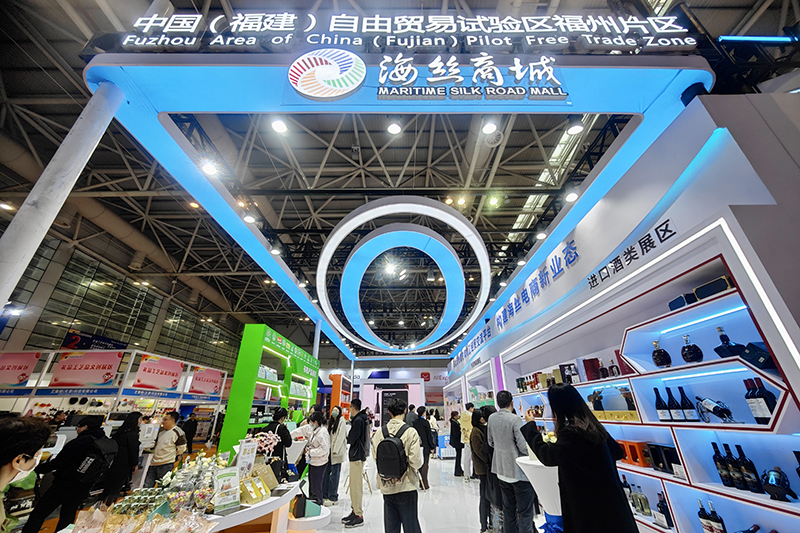 2024年3月18日，第四屆中國跨境電商交易會在福建福州開幕。展會聚焦“鏈接跨境全流域 共建電商新生態(tài)”，集聚全國80余個外貿(mào)產(chǎn)業(yè)帶的上千家供應(yīng)鏈企業(yè)。