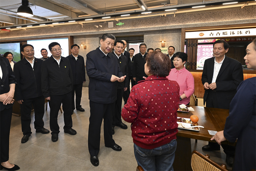 2024年4月22日下午，習近平在九龍坡區(qū)謝家灣街道民主村社區(qū)考察時，同正在社區(qū)食堂就餐的群眾親切交流。新華社記者 謝環(huán)馳 攝