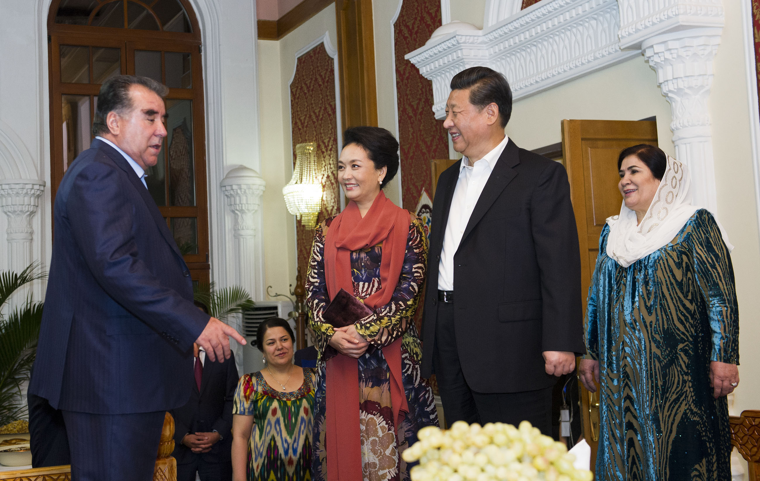 2014年9月12日，習(xí)近平主席在杜尚別出席塔吉克斯坦總統(tǒng)拉赫蒙舉行的家宴。這是習(xí)近平主席和夫人彭麗媛在拉赫蒙夫婦陪同下參觀總統(tǒng)官邸。
