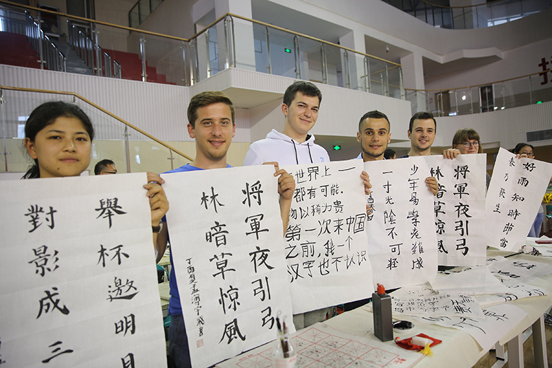 2017年6月5日，來自青島大學(xué)和中國石油大學(xué)（華東）的外國留學(xué)生在展示剛剛現(xiàn)場(chǎng)完成的書法作品。