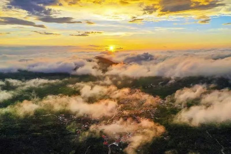 圖為云霧繚繞的軍營村，群山盡翠，紅瓦掩映。廈門市委宣傳部供圖