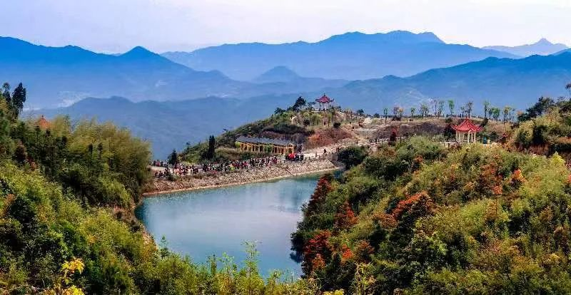 圖為游客們到軍營村七彩池欣賞美景。廈門市委宣傳部供圖