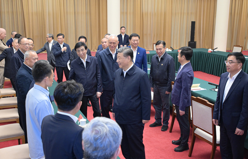2024年5月23日，習(xí)近平總書(shū)記在山東省濟(jì)南市主持召開(kāi)企業(yè)和專(zhuān)家座談會(huì)并發(fā)表重要講話(huà)。這是總書(shū)記同參會(huì)的企業(yè)和專(zhuān)家代表親切交流。