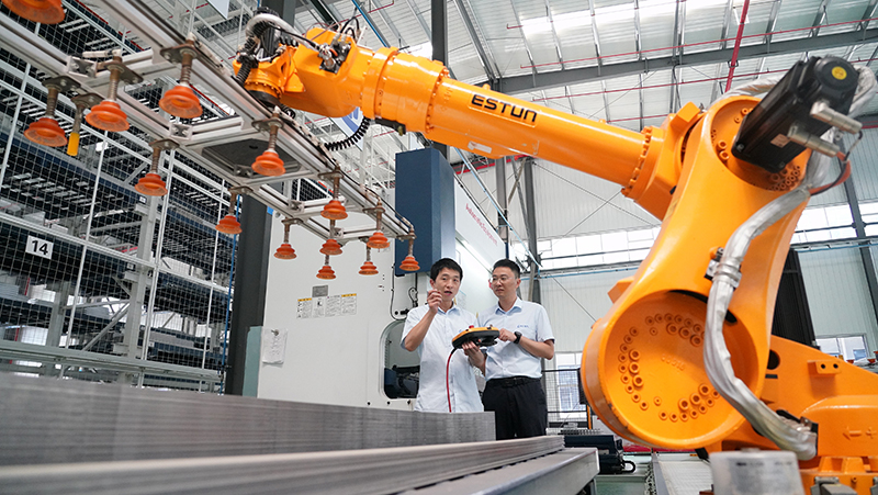 2023年8月26日，武漢，湖北長(zhǎng)江電氣有限公司智能車(chē)間，工作人員正在操作智能機(jī)械臂。