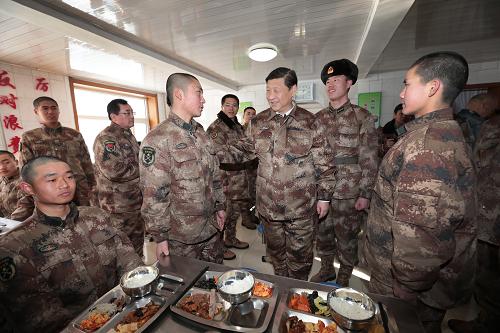 2014年1月26日中午，習(xí)近平來到連隊(duì)食堂，同戰(zhàn)士們一起用餐。新華社記者 李剛 攝