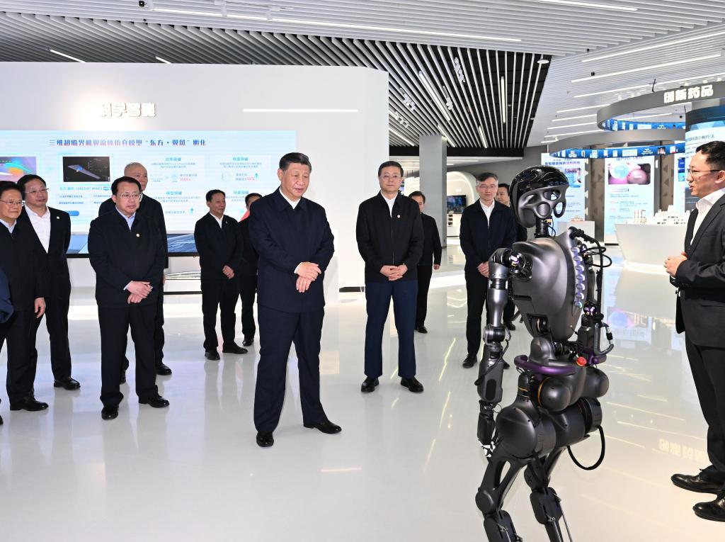 2023年11月28日下午，習近平在浦東新區(qū)張江科學城參觀上?？萍紕?chuàng)新成果展。新華社記者 謝環(huán)馳 攝
