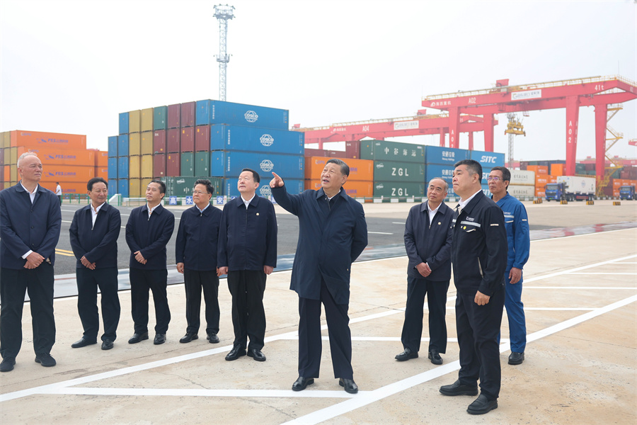 2024年5月22日至24日，中共中央總書記、國家主席、中央軍委主席習近平在山東考察。這是22日下午，習近平在日照港察看全自動化集裝箱碼頭作業(yè)場景。新華社記者 鞠鵬 攝