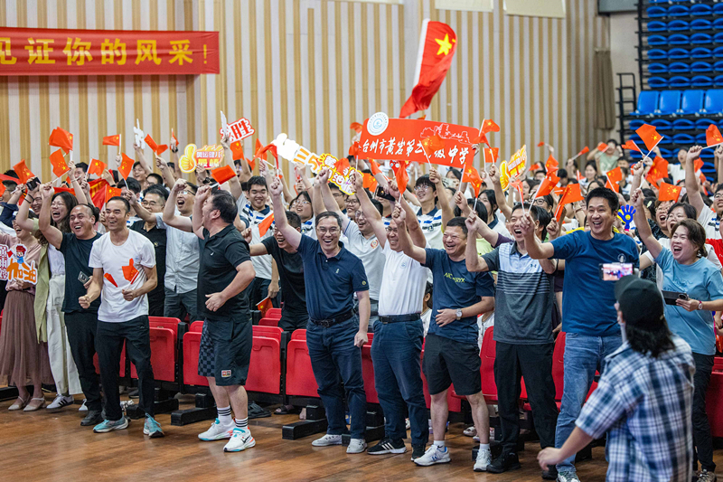 北京時(shí)間7月27日，2024年巴黎奧運(yùn)會(huì)首個(gè)比賽日，在射擊10米氣步槍混合團(tuán)體比賽中，中國(guó)選手黃雨婷/盛李豪獲得金牌。圖為黃雨婷的母校師生們通過收看奧運(yùn)直播的方式為她加油助威。
