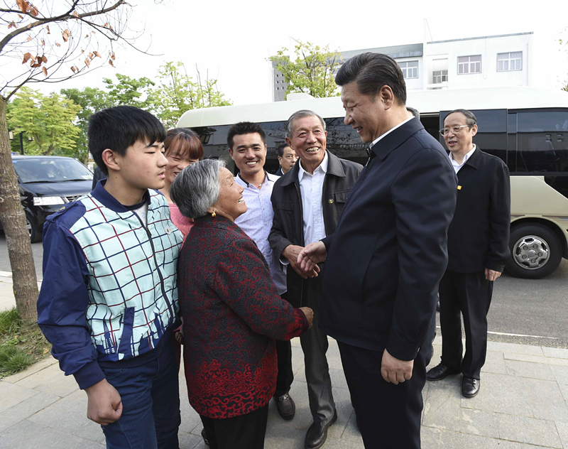 2016年4月25日，習(xí)近平在安徽省滁州市鳳陽(yáng)縣小崗村看望當(dāng)年大包干帶頭人嚴(yán)金昌（右三）一家。